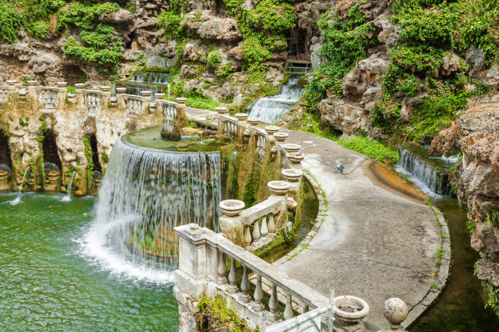 Brunnen und Garten der Villa d`Este in Tivoli in der nähe von Rom (Italien)